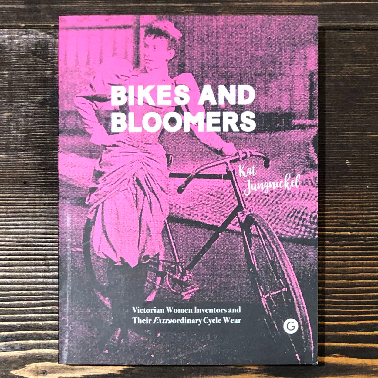 BIKES AND BLOOMERS. VICTORIAN WOMEN INVENTORS AND THEIR EXTRAORDINARY CYCLE WEAR - KAT JUNGNICKEL